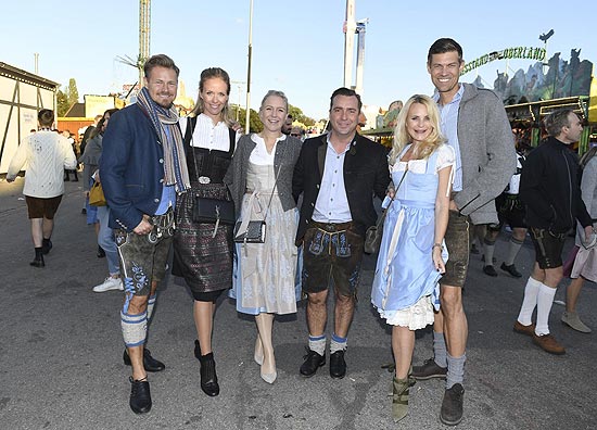 Gregor Teicher mit Frau Stephanie Schlayer, Falk Raudies mit Frau Andrea und Sonja Kiefer mit Freund Cedric Schwarz / 186. Oktoberfest 2019 in München / FCR Wiesn im Festzelt "Fischer Vroni" / 3. Oktober 2019 ©Fotos: Agentur Schneider-Press/Frank Rollitz 